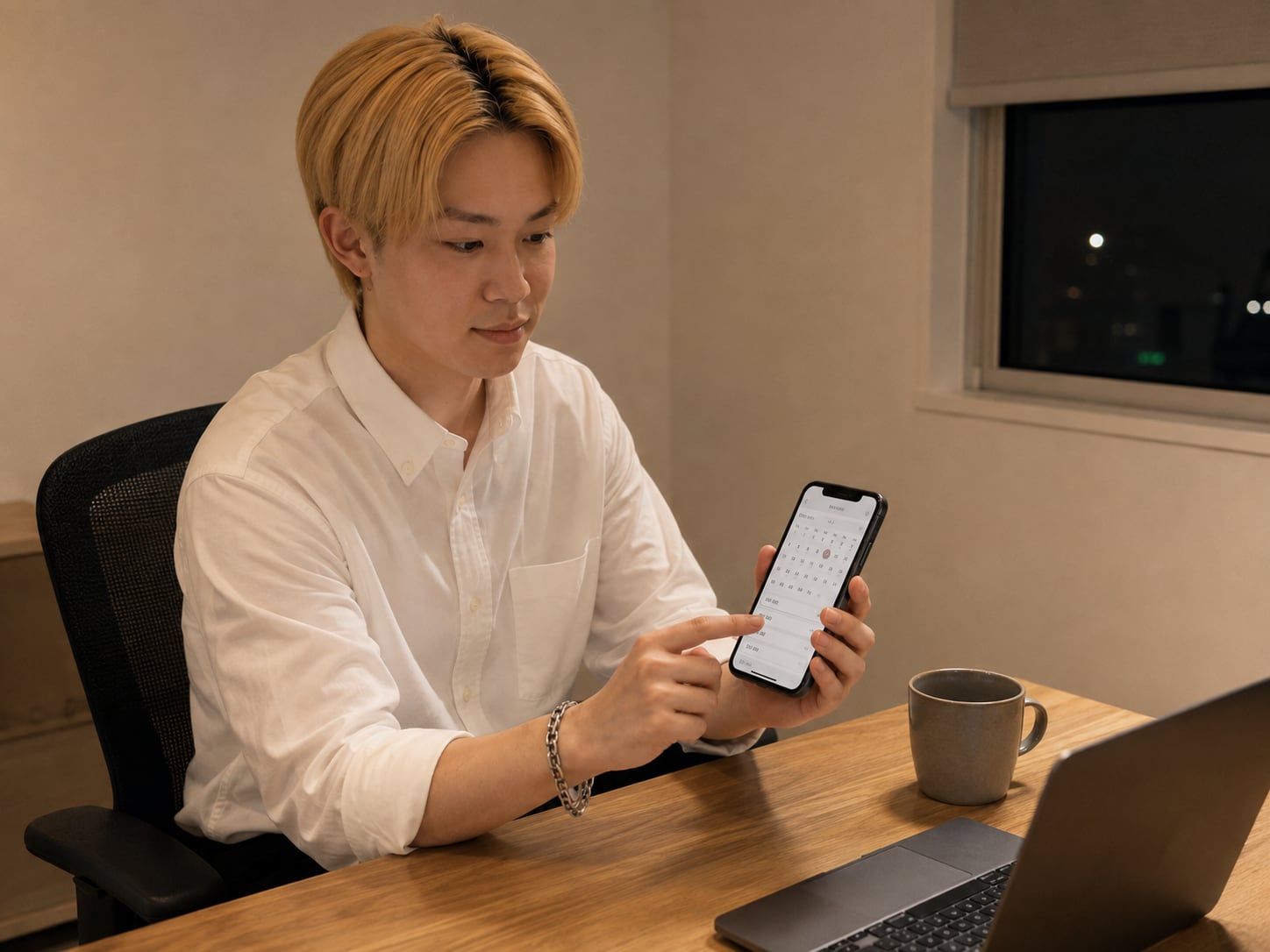スマートフォンで予約画面を操作しているところ
